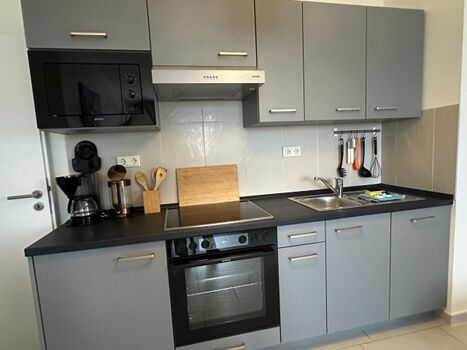 sehr gut eingerichtete Küchenzeile