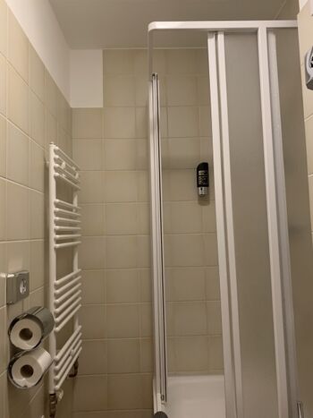 Bad mit WC, Dusche, Fön