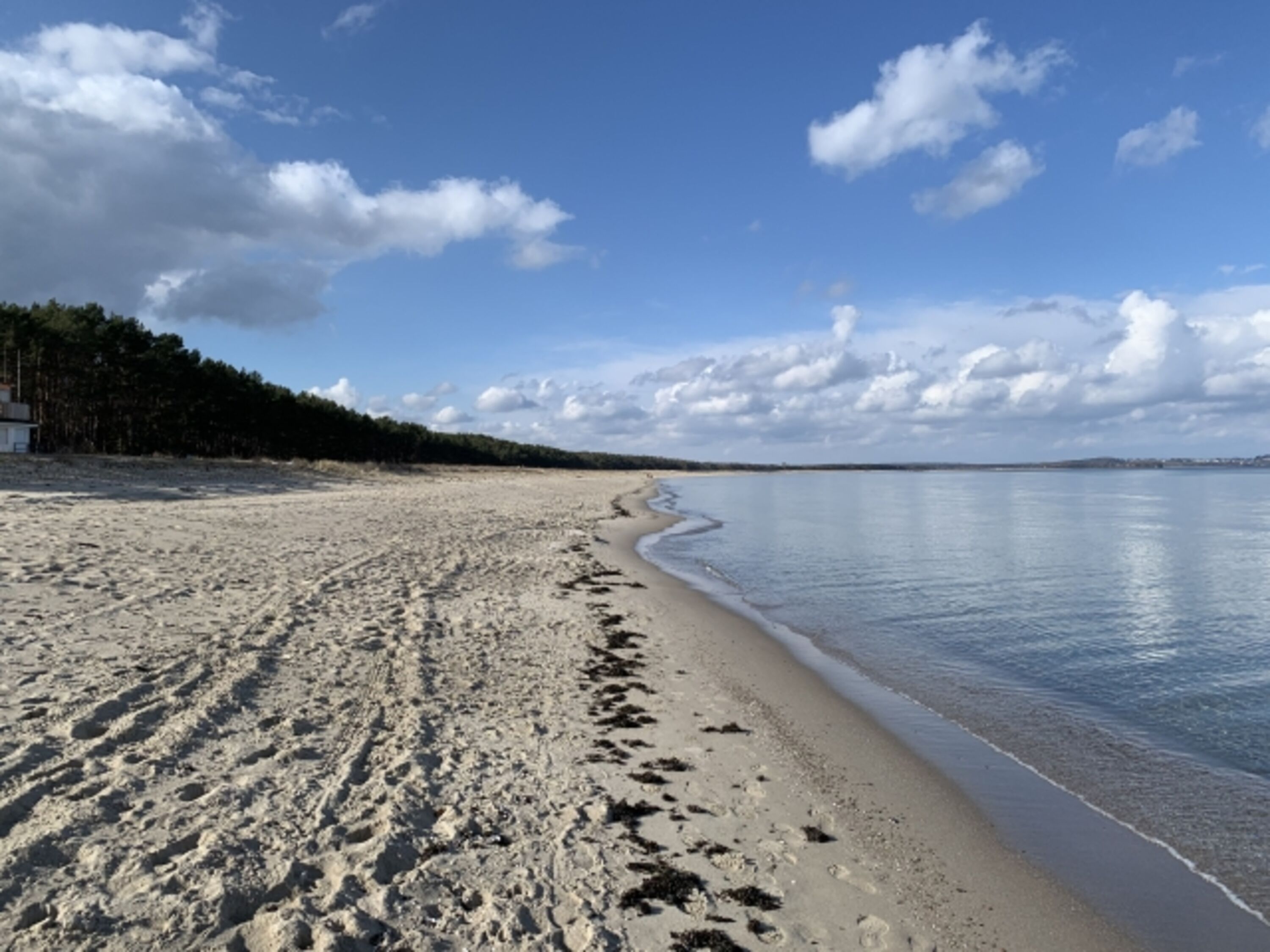 langer, weißer Sandstrand