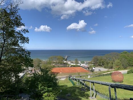 Blick auf den Nordstrand von Göhren mit Seebrücke und Tennisplatz