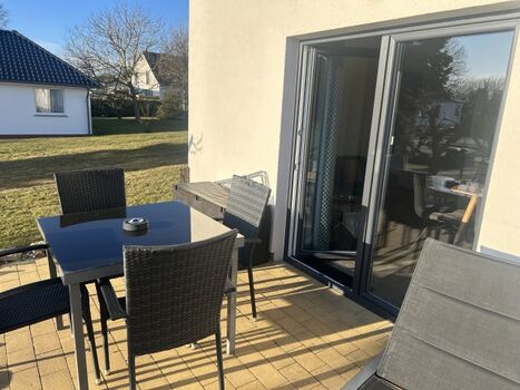 Terrasse in den Sommermonaten mit Strandkorb
