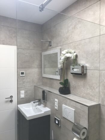 modernes Bad mit WC , ebenerdiger Regendusche, Fön