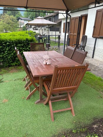 Garten mit Tisch und Seeblick