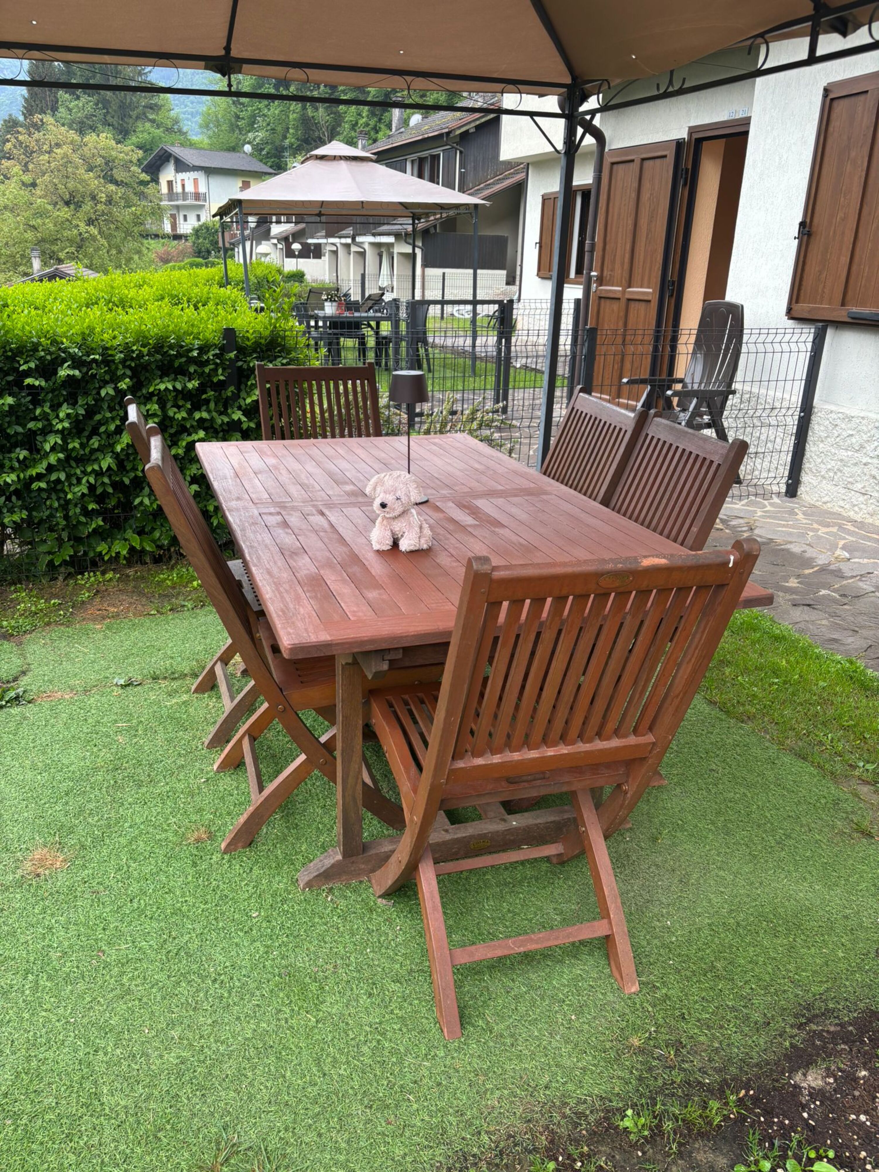 Garten mit Tisch und Seeblick