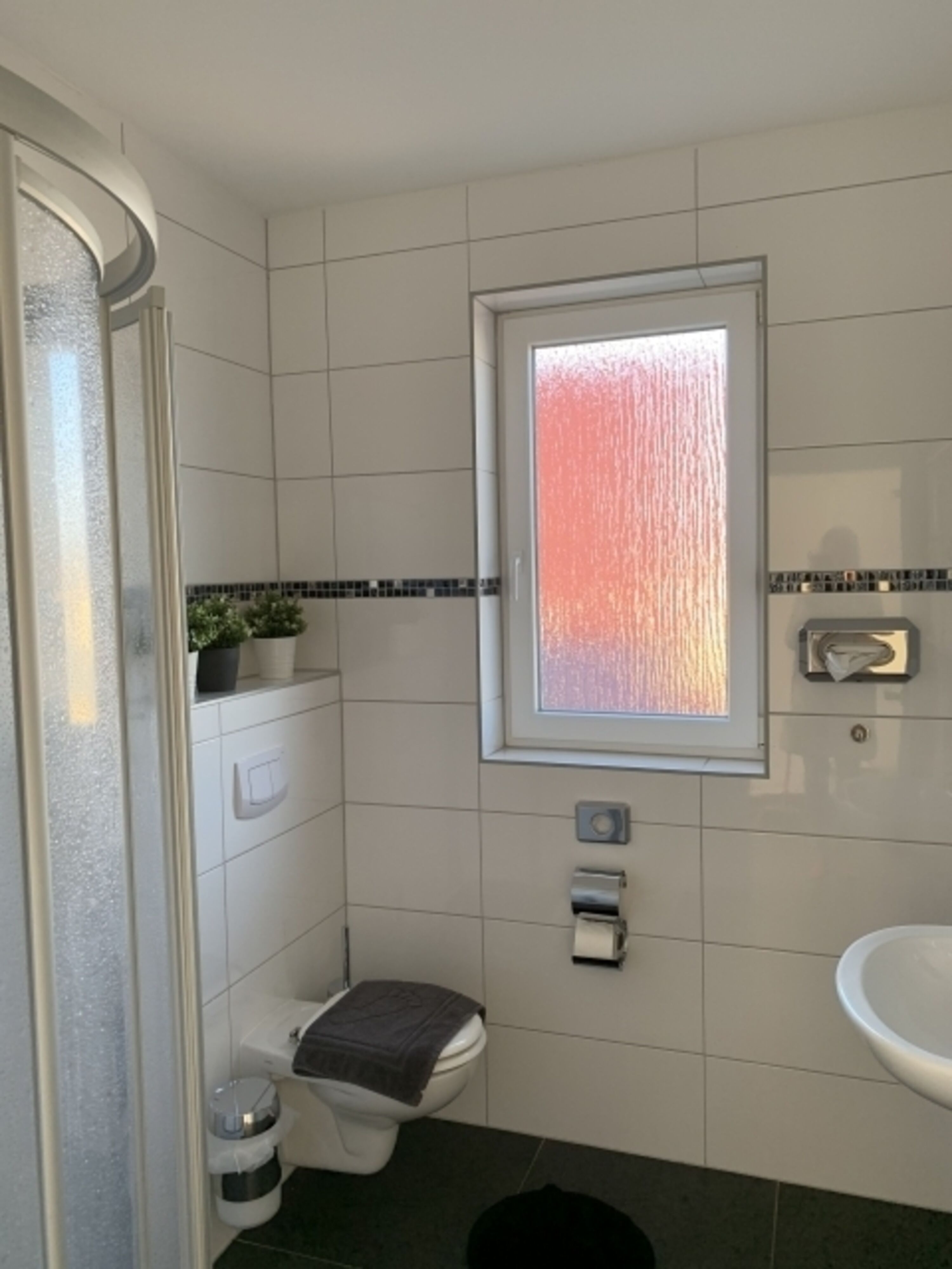 Blick in das Badezimmer mit Fenster