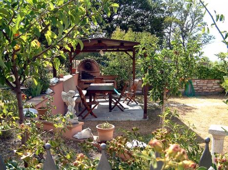 Garten, Grill, Tische und Stühle und Pavillon