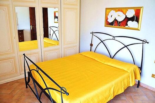 Schlafzimmer mit Doppelbett