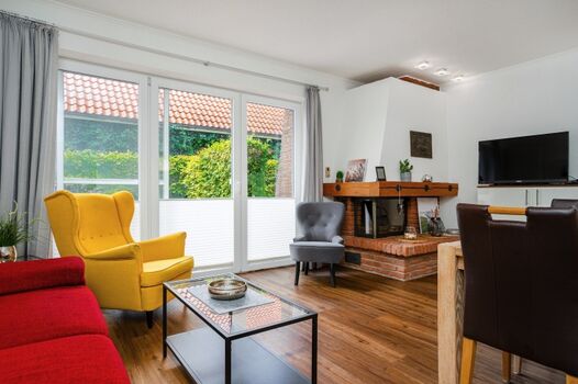 heller Wohnbereich mit Kamin