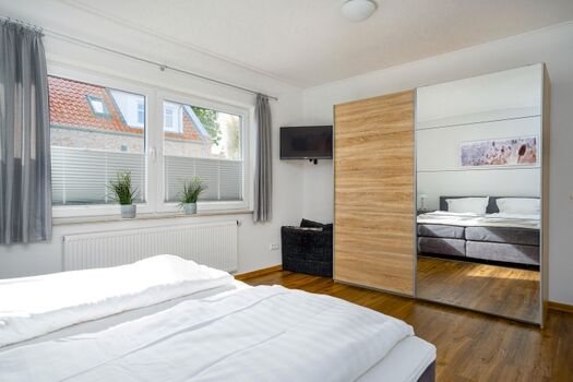 zweites Schlafzimmer mit Schrank und TV