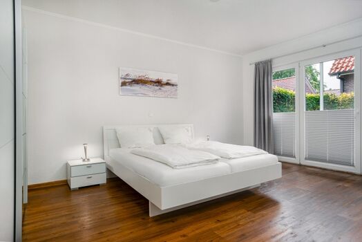 erstes Schlafzimmer mit Zugang zur Terrasse
