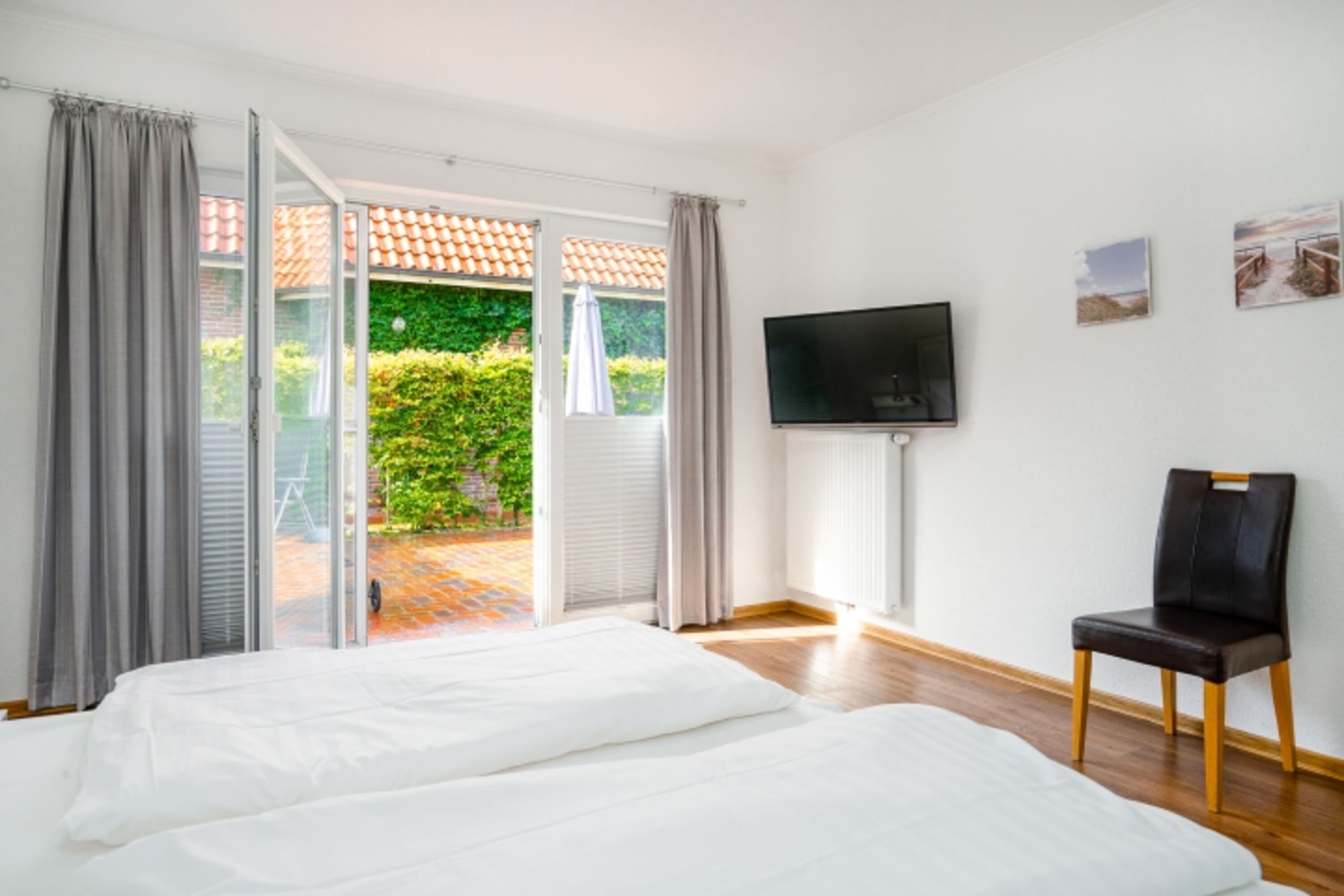 erstes Schlafzimmer mit TV