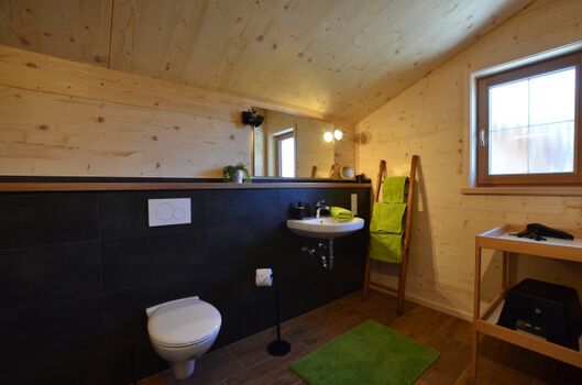 Badezimmer  OG mit Wickeltisch