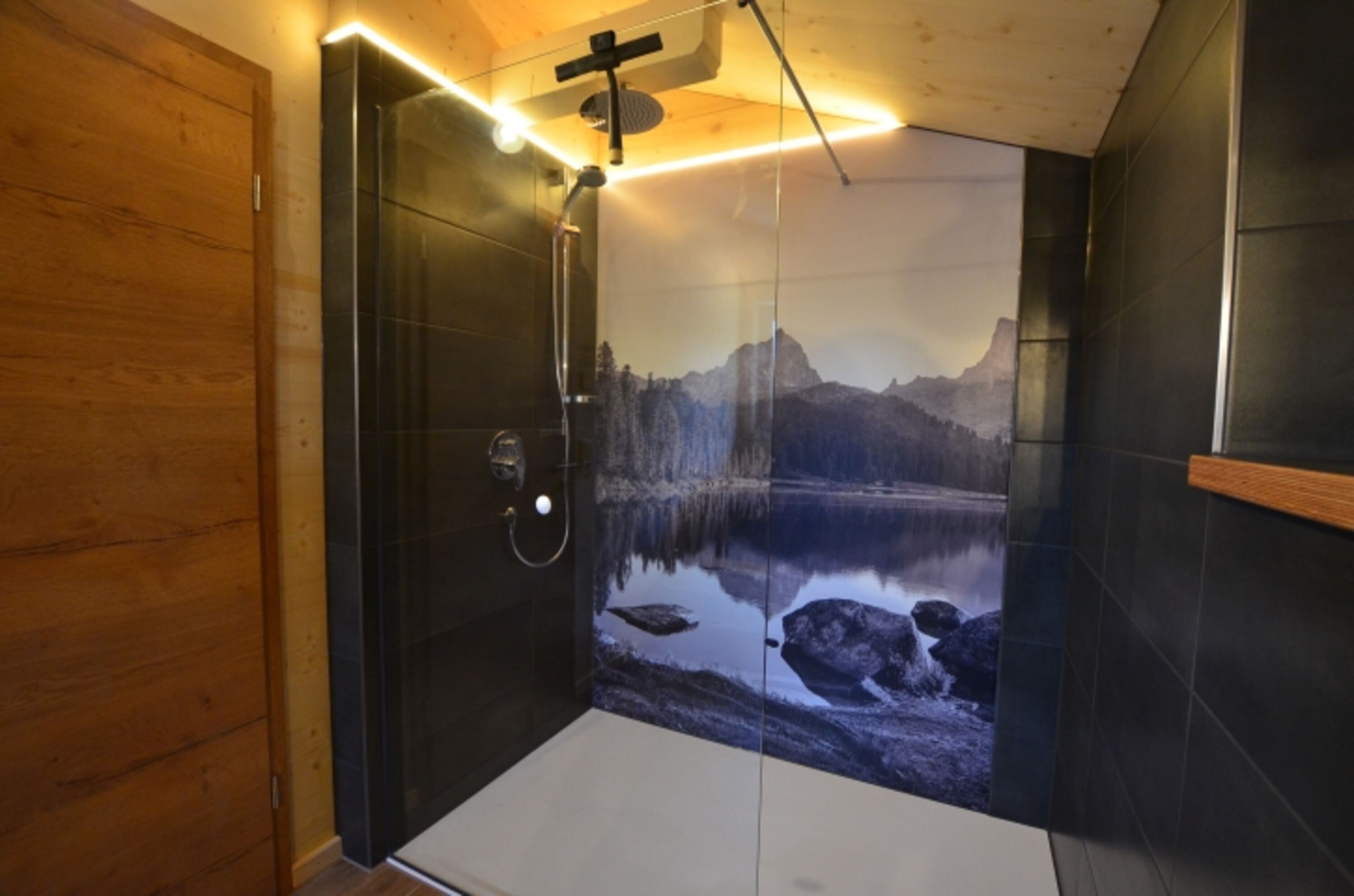 Große Dusche mit Regendusche