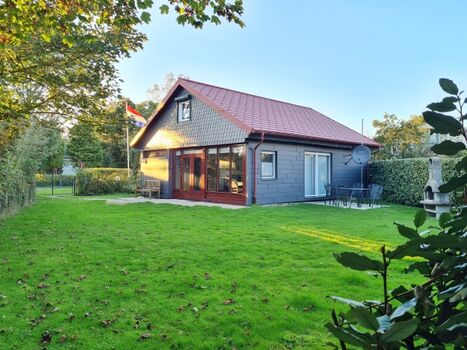 Außenansicht mit Hecke und Zaun, Außensitz ,Außengrill