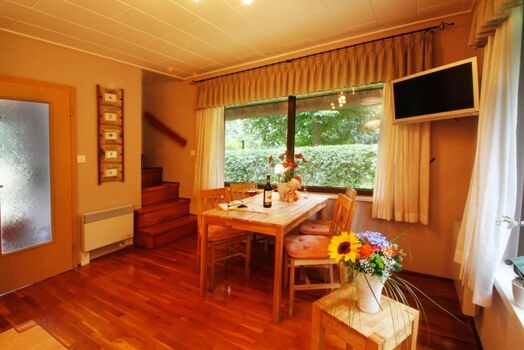 Wohnzimmer mit Essplatz