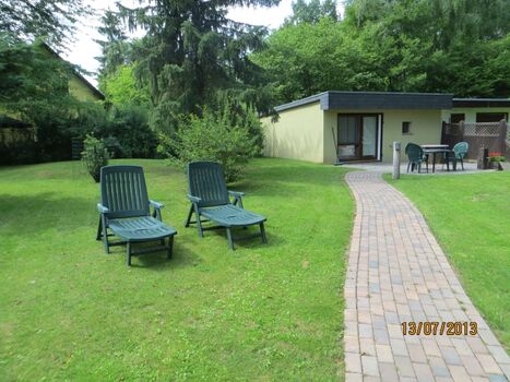 Gartenblick mit weg zum Badhaus mit Sauna