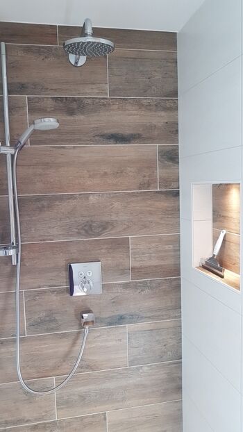 Dusche mit Regenbrause