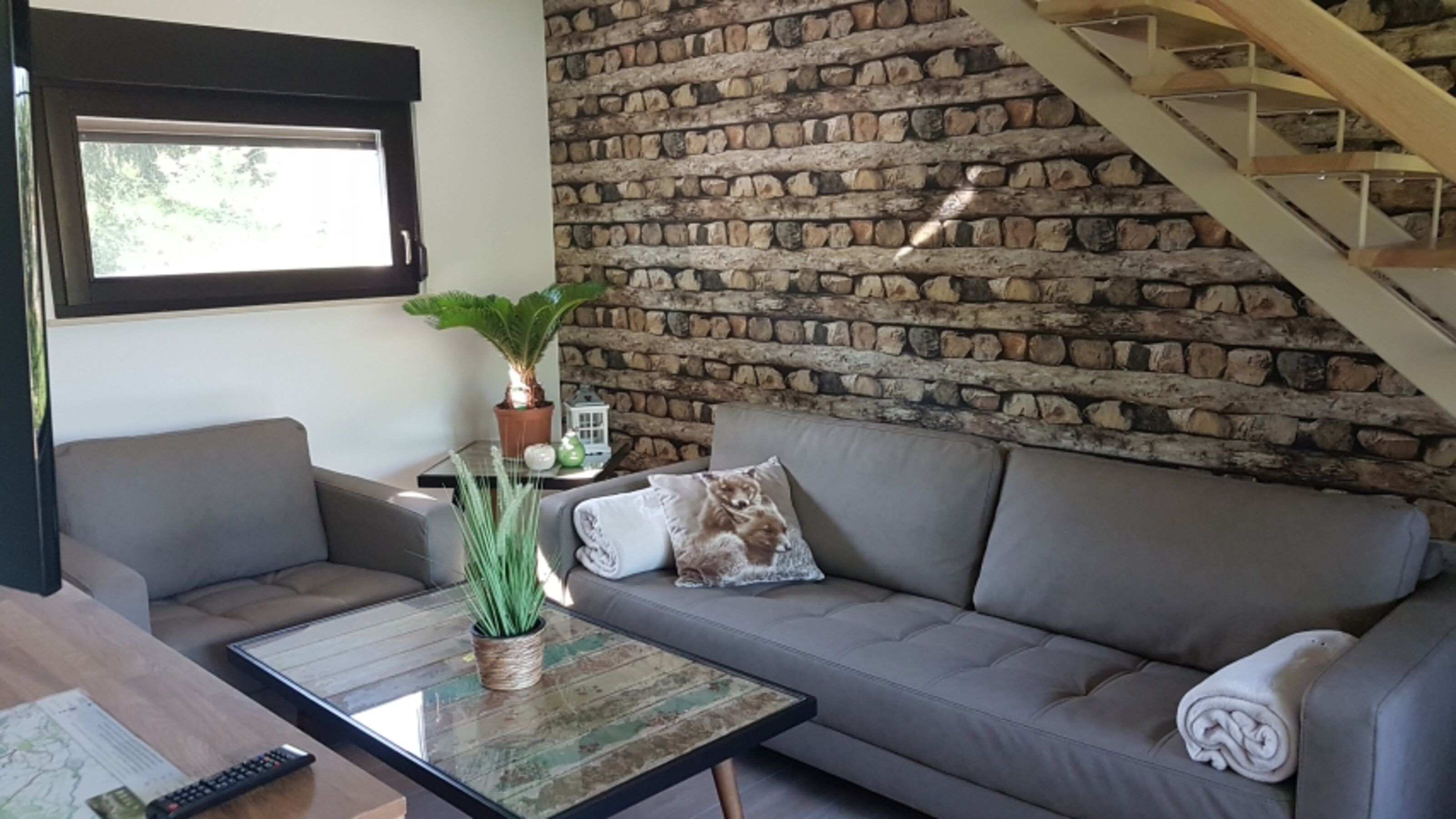 gemütliche Couch und Sessel im Wohnzimmer 