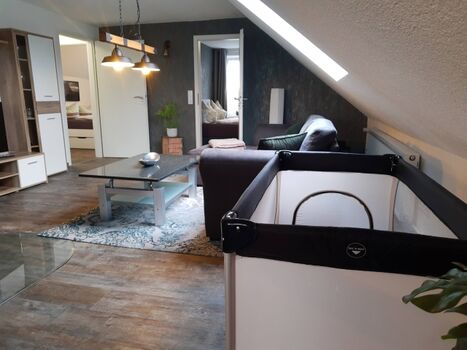 Wohnbereich mit Kleinkinderbett