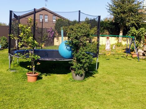 Spielbereich mit Trampolin 