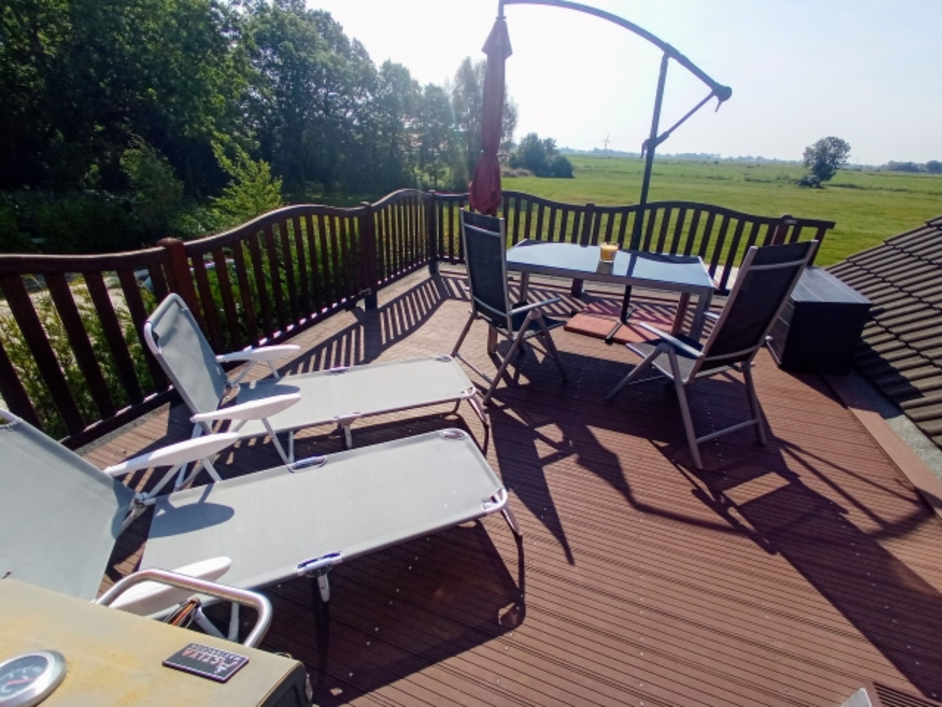 Südterrasse mit Liegen und Grill 