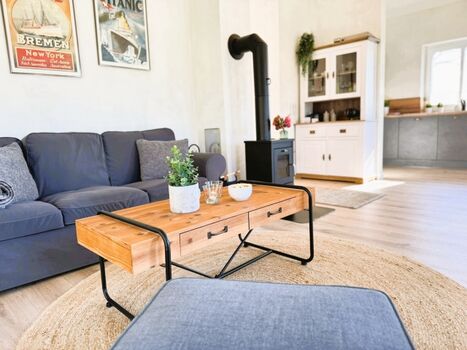 Gemütlicher Wohnbereich mit Couch, Holzofen, TV