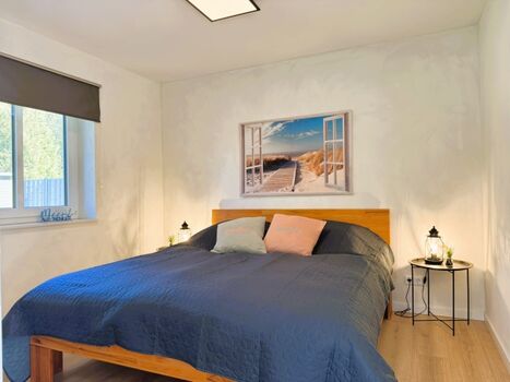 Schlafzimmer mit Doppelbett (180 x 200 cm)