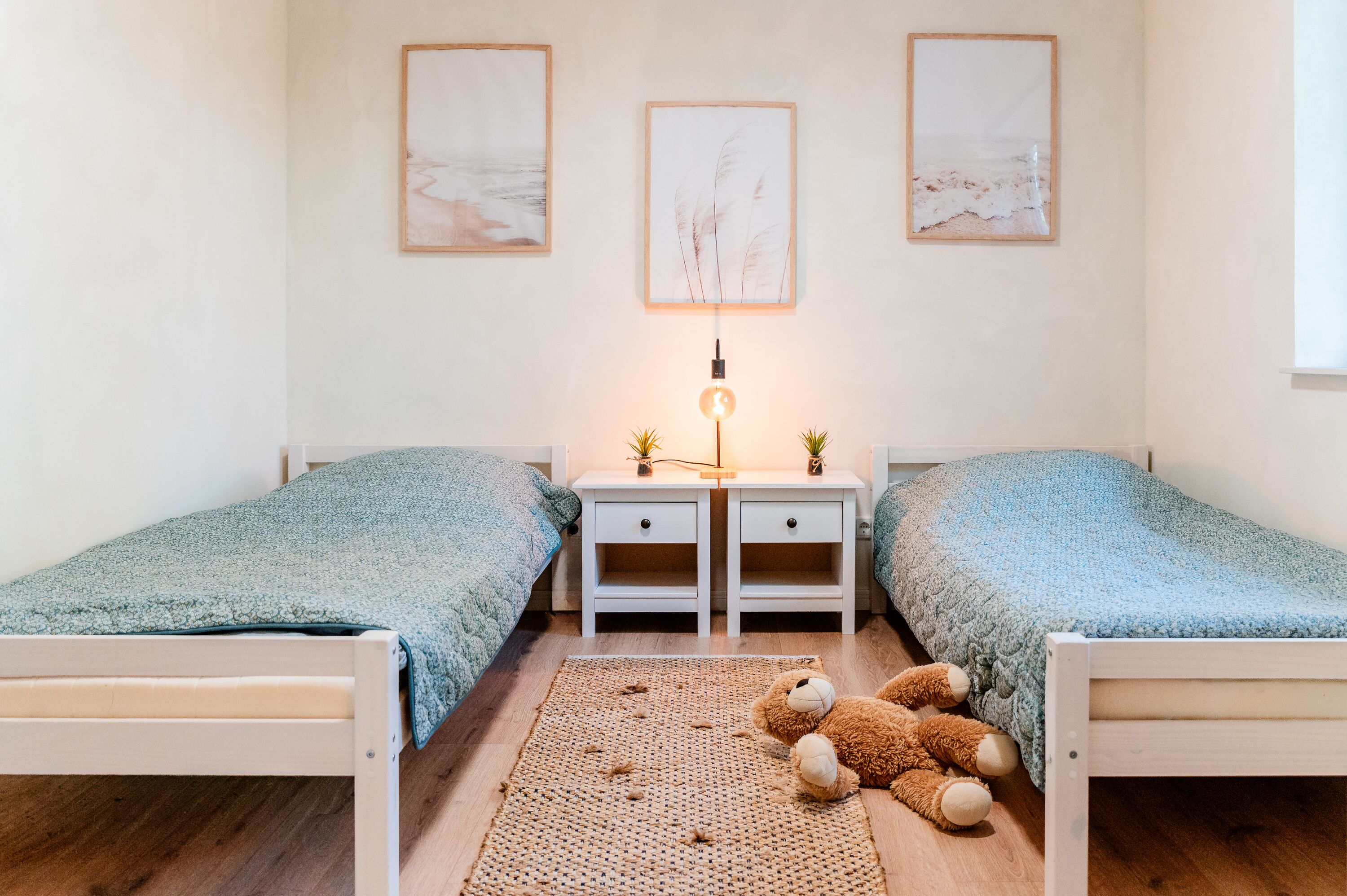 Zweites Schlafzimmer mit zwei Einzelbetten (90 x 200 cm)