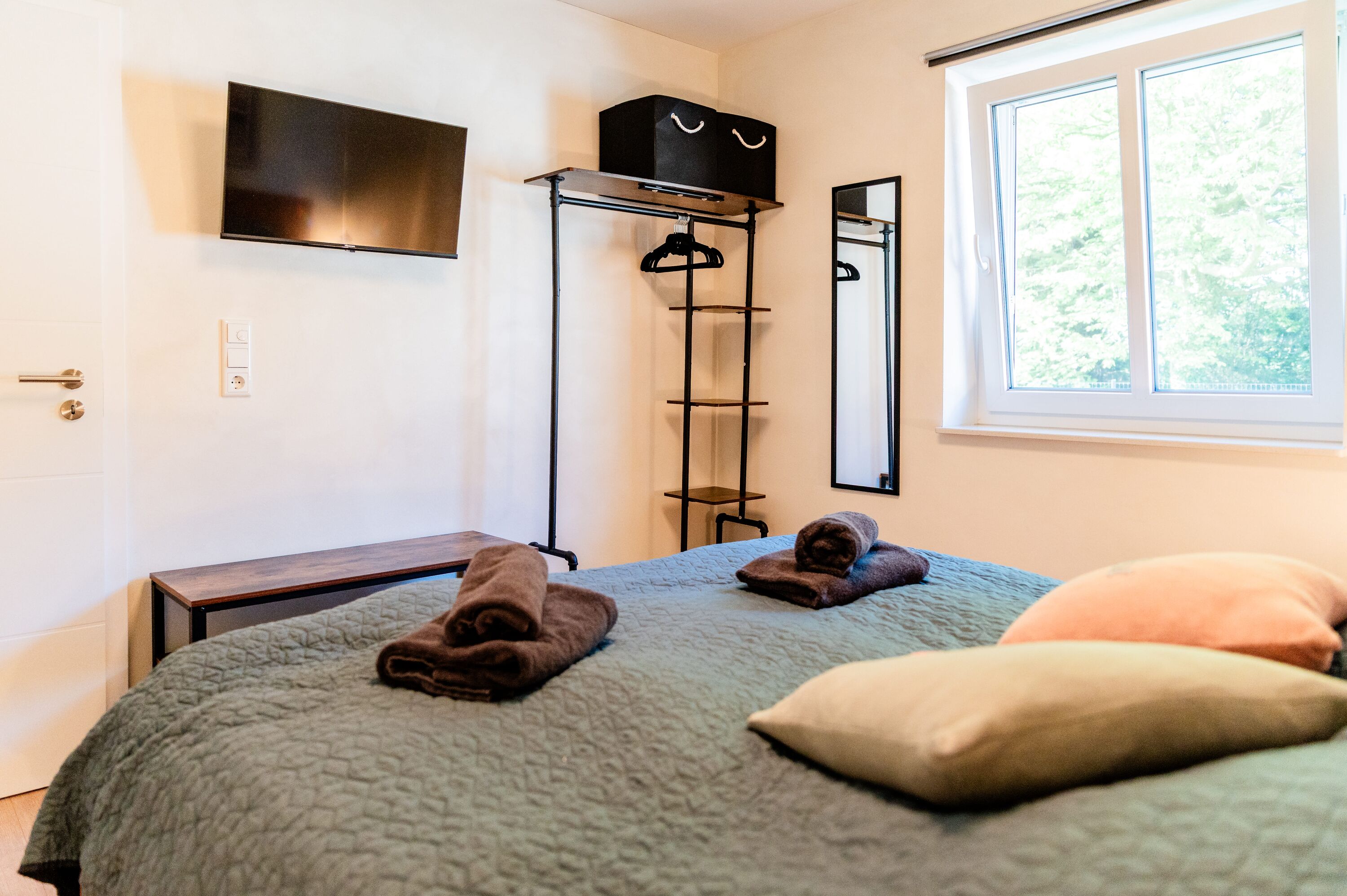 Schlafzimmer mit Doppelbett 180 x 200 cm und TV