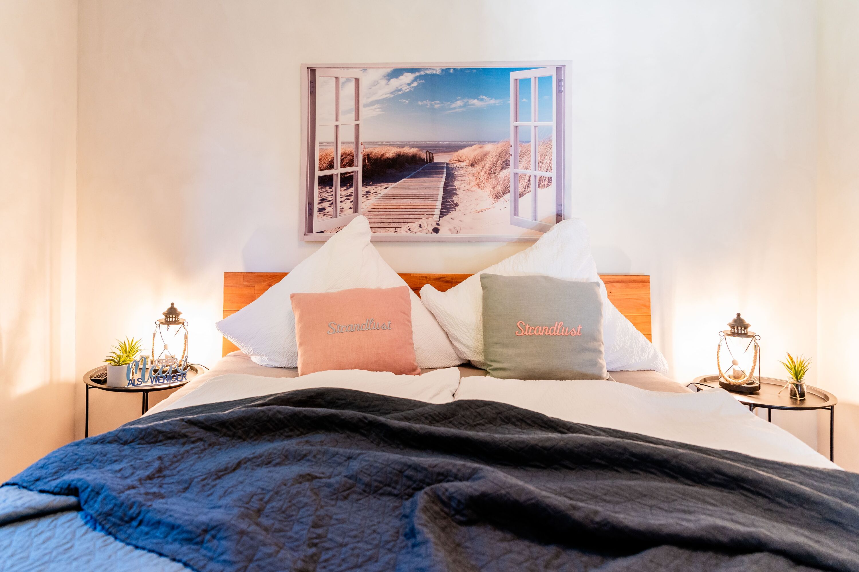 Schlafzimmer mit Doppelbett 180 x 200 cm und TV