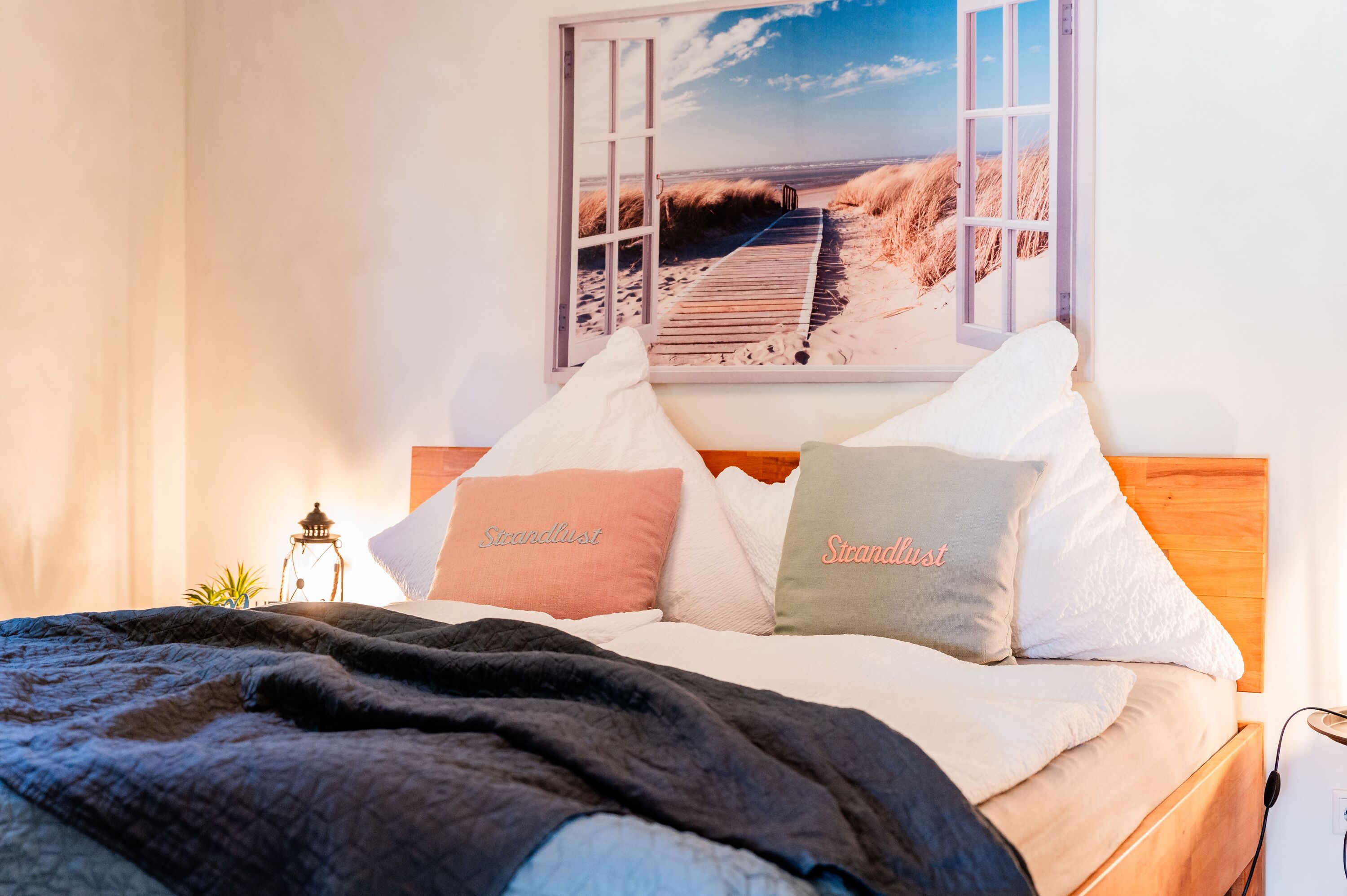 Schlafzimmer mit Doppelbett 180 x 200 cm und TV
