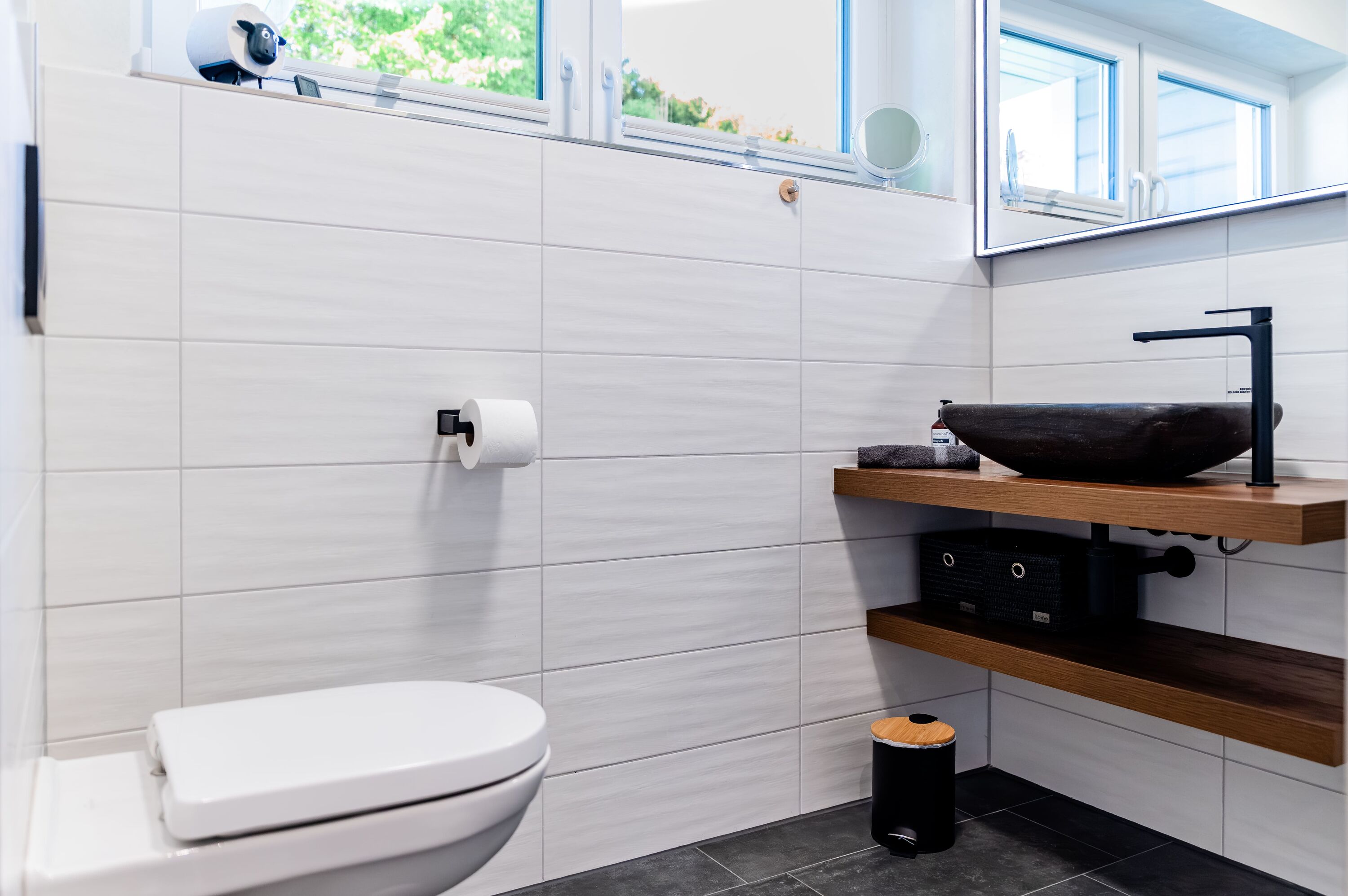 Bad mit moderner Dusche, Fenster, WC, Föhn und Waschtisch