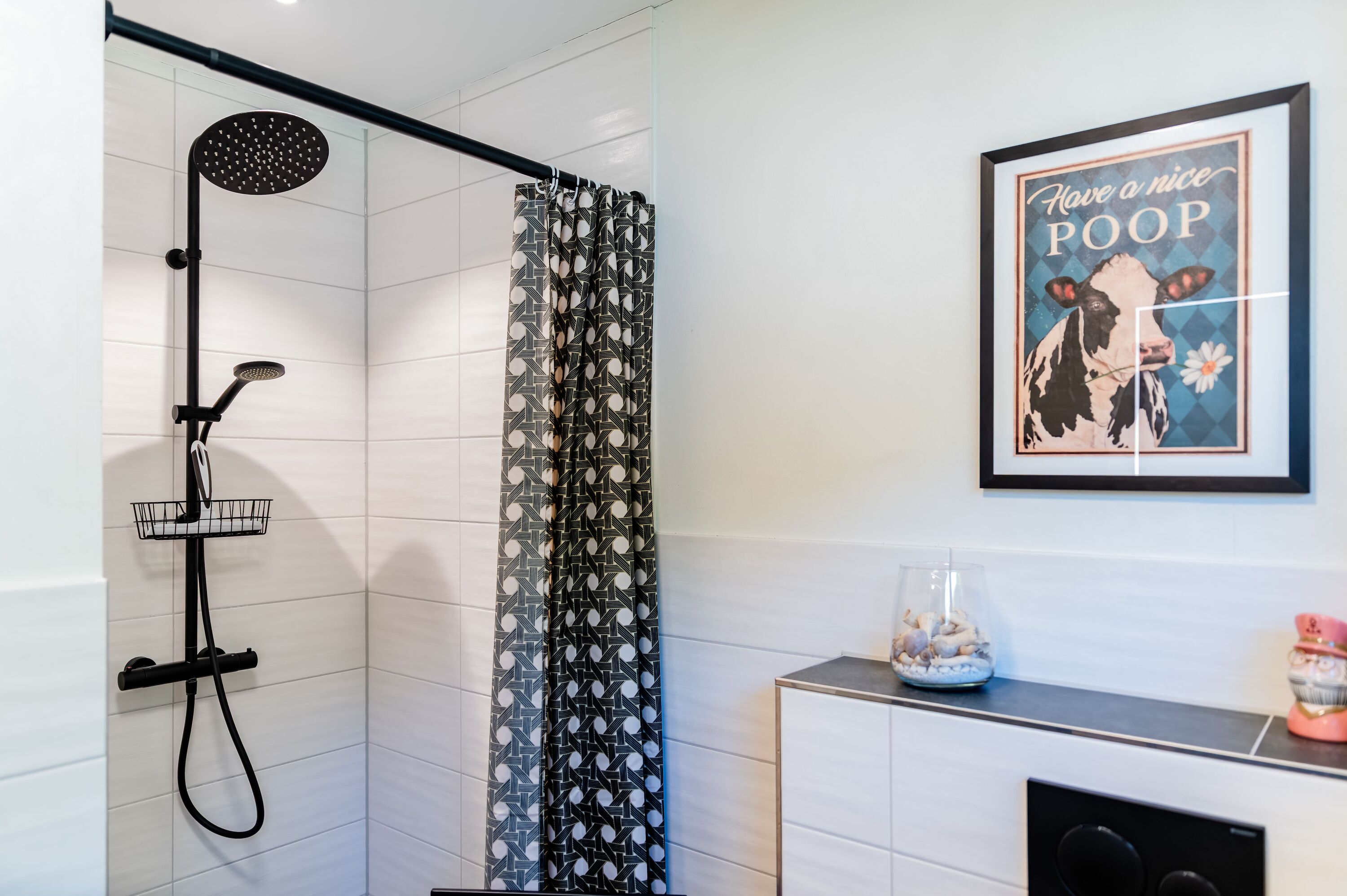 Bad mit moderner Dusche, Fenster, WC, Föhn und Waschtisch