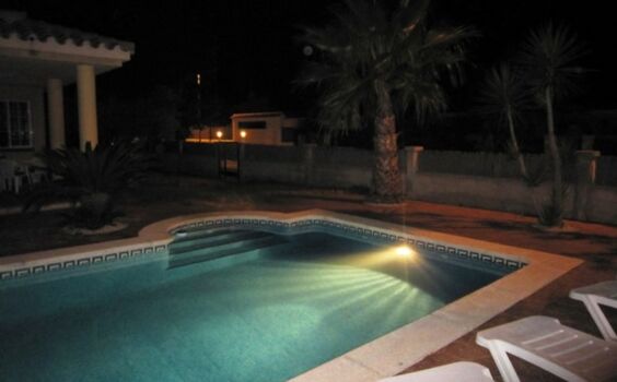 Pool beleuchtet bei Nacht