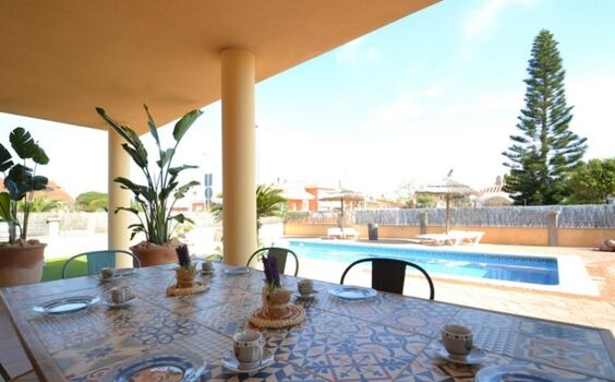 Blick auf den großen privaten Pool