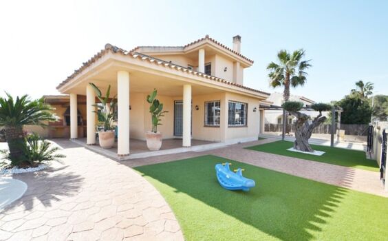 weitere auch kleinere Ferienhäuser mit 2 oder 3 Schlafzimmern sind in direkter Nachbarschaft verfügbar