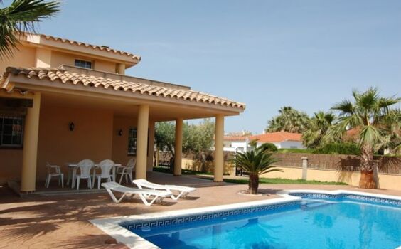 Schattige Poolterrasse mit Grill