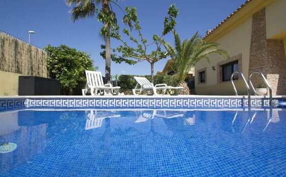 Großer privater Pool von außen nicht einsahbar