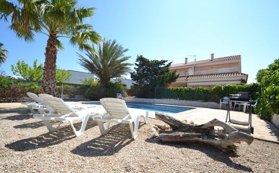 Garten und Poolbereich