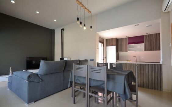 Essbereich mit angrenzender Küche