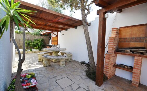 Überdachte Grill-Terrasse