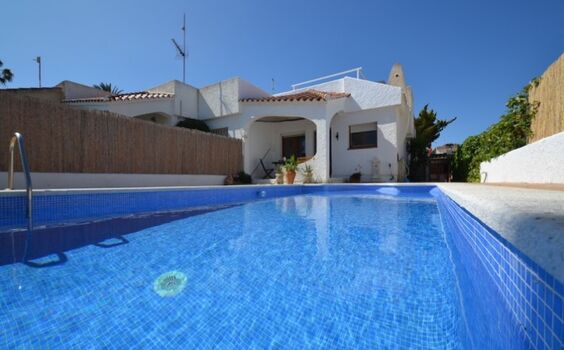 Strandhaus Las Dunas . Außenansicht mit Pool und Dusche