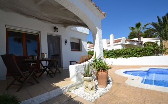 Überdachte schattige Terrasse mit Bli k in die Dünen