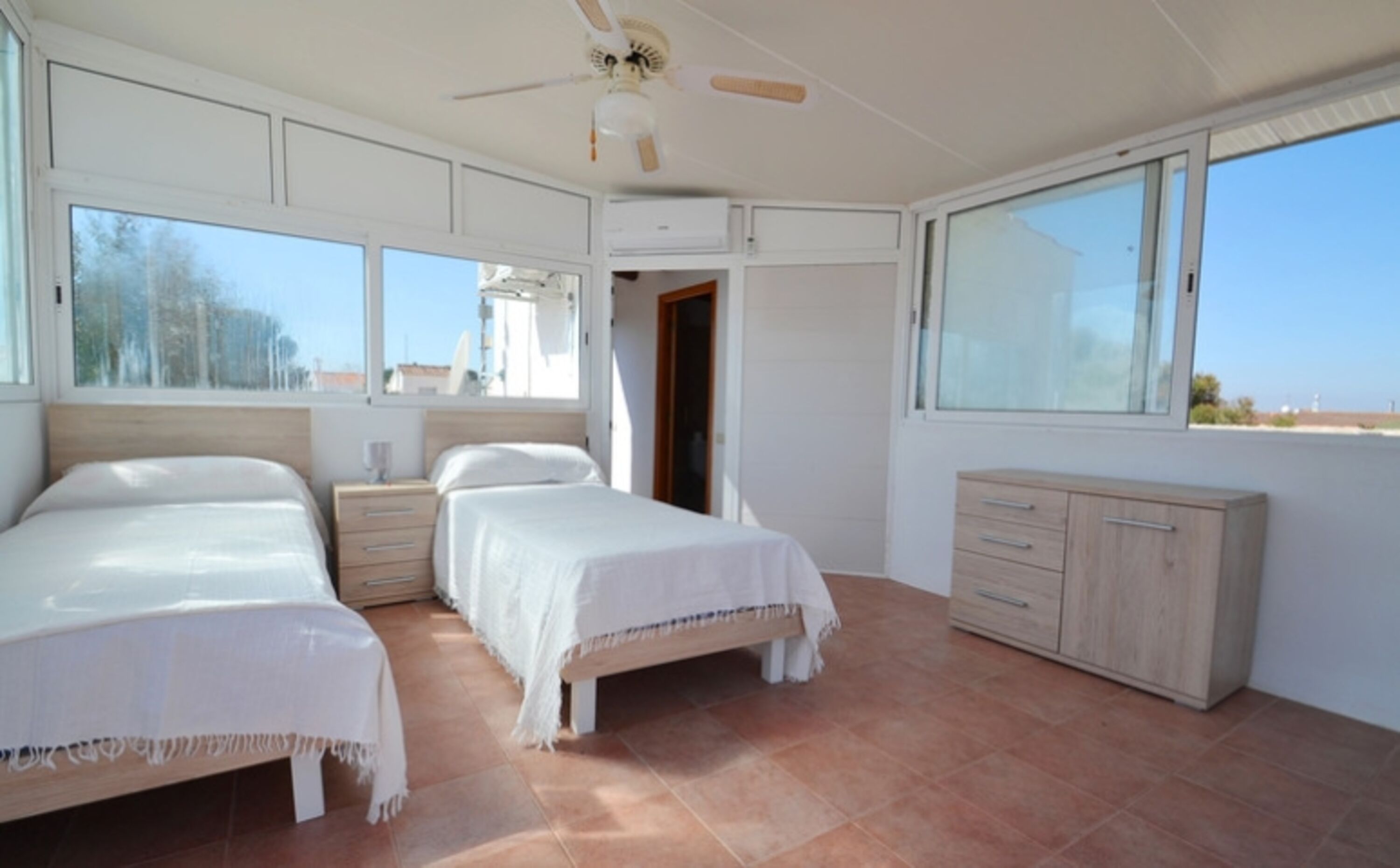 1. Etage separates Apartment mit Meerblick