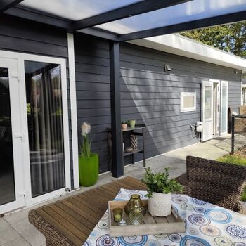 Außenansicht von der Terrasse auf das Chalet