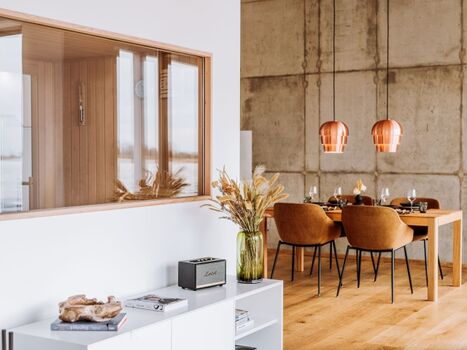 Wohnbereich mit Saunafenster