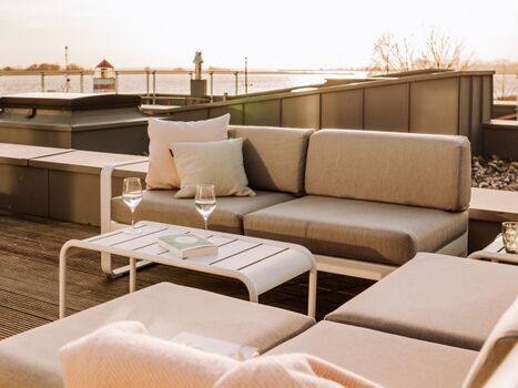 Sonnendeck mit Loungemöbeln