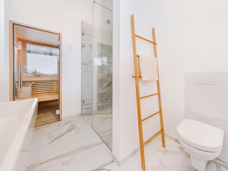 Badezimmer mit ebenerdiger Dusche