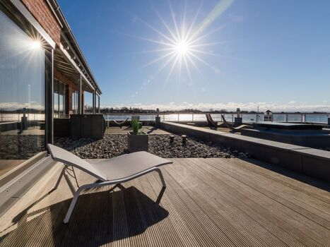 Sonnendeck mit Wasserblick und Liege