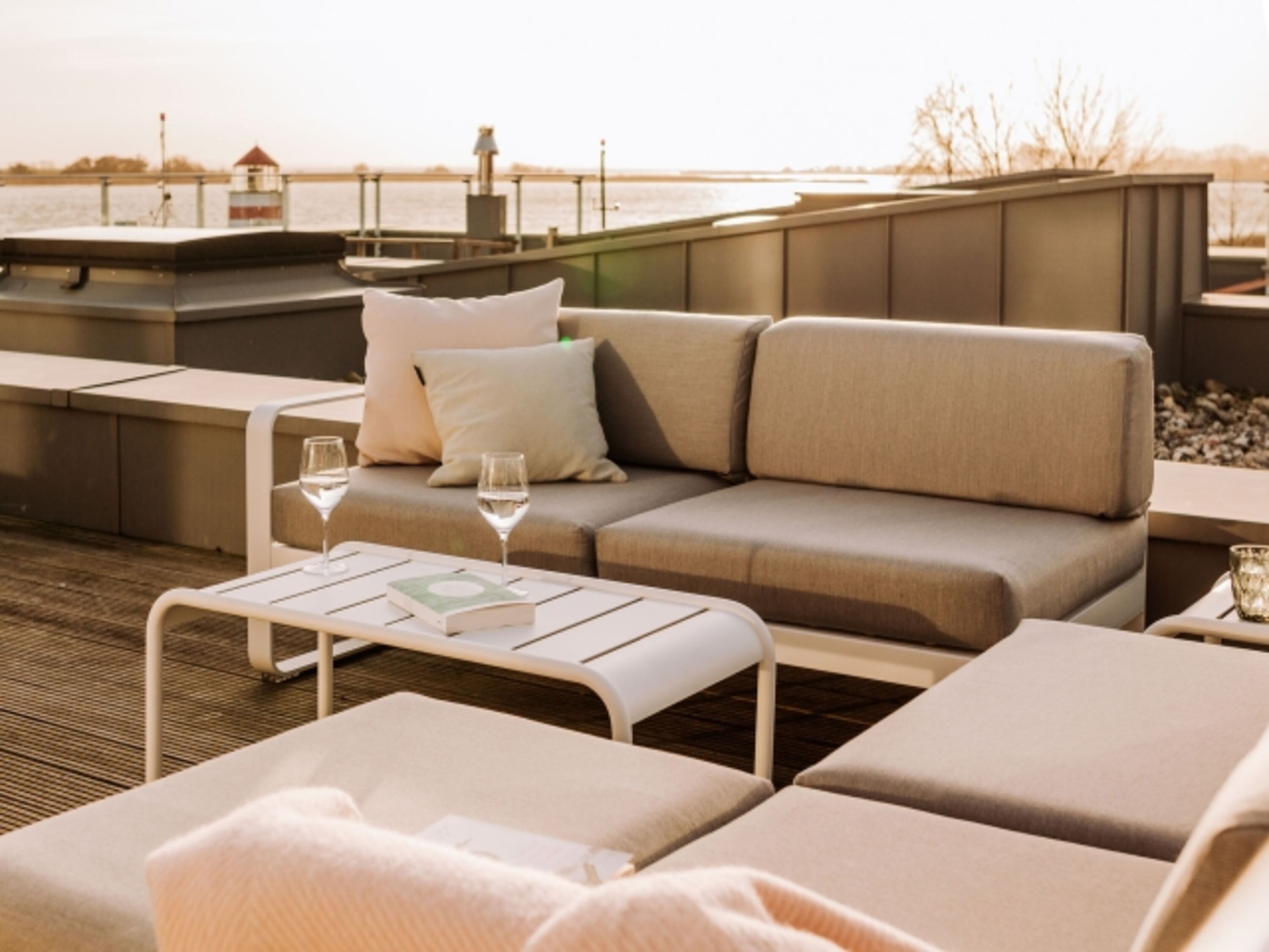 Sonnendeck mit Loungemöbeln